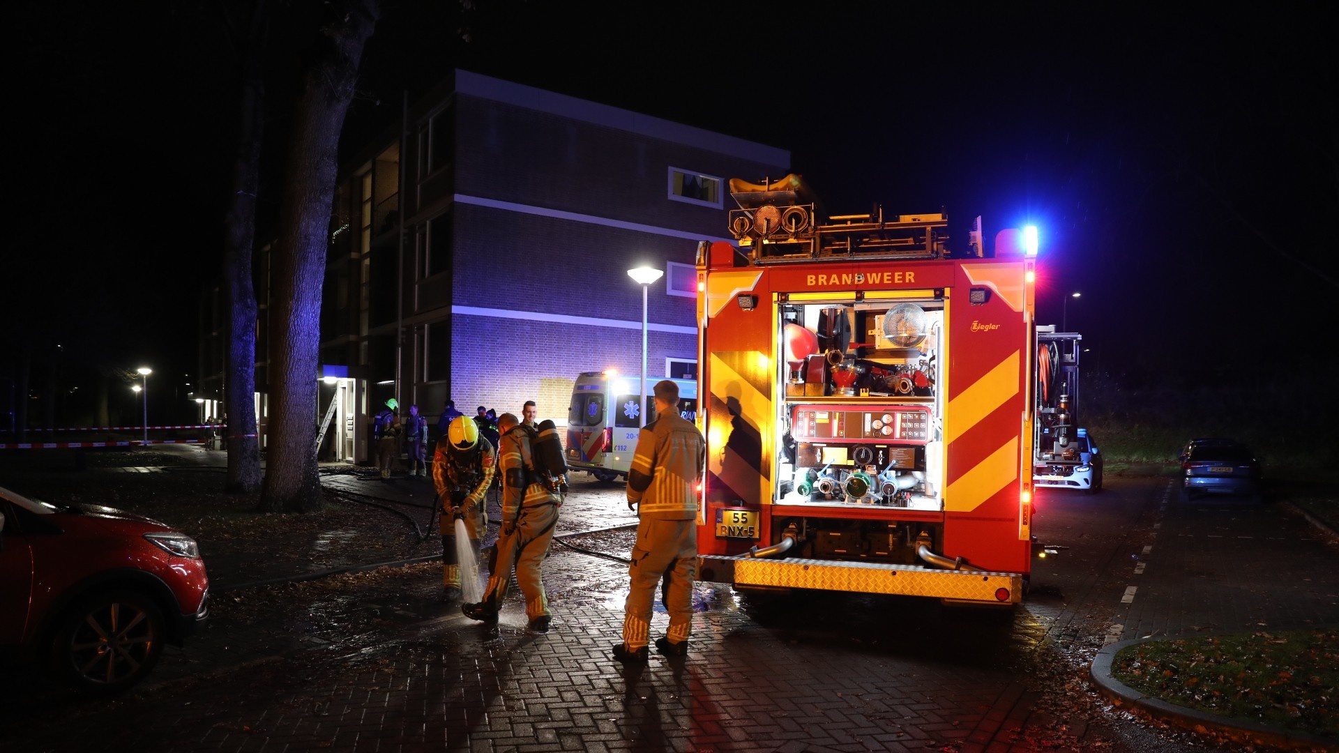 Brandweer redt bewoonster uit brandend appartement Roosendaal