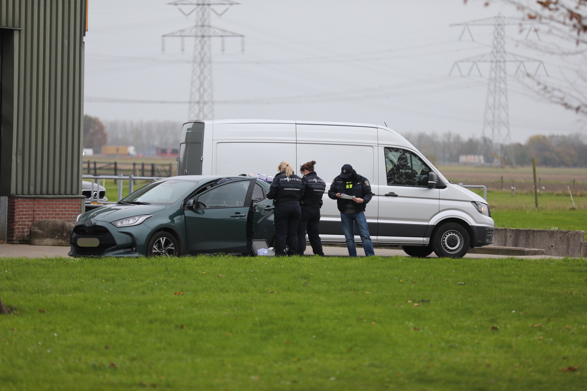 Politie doet inval bij bedrijfspand Standdaarbuiten