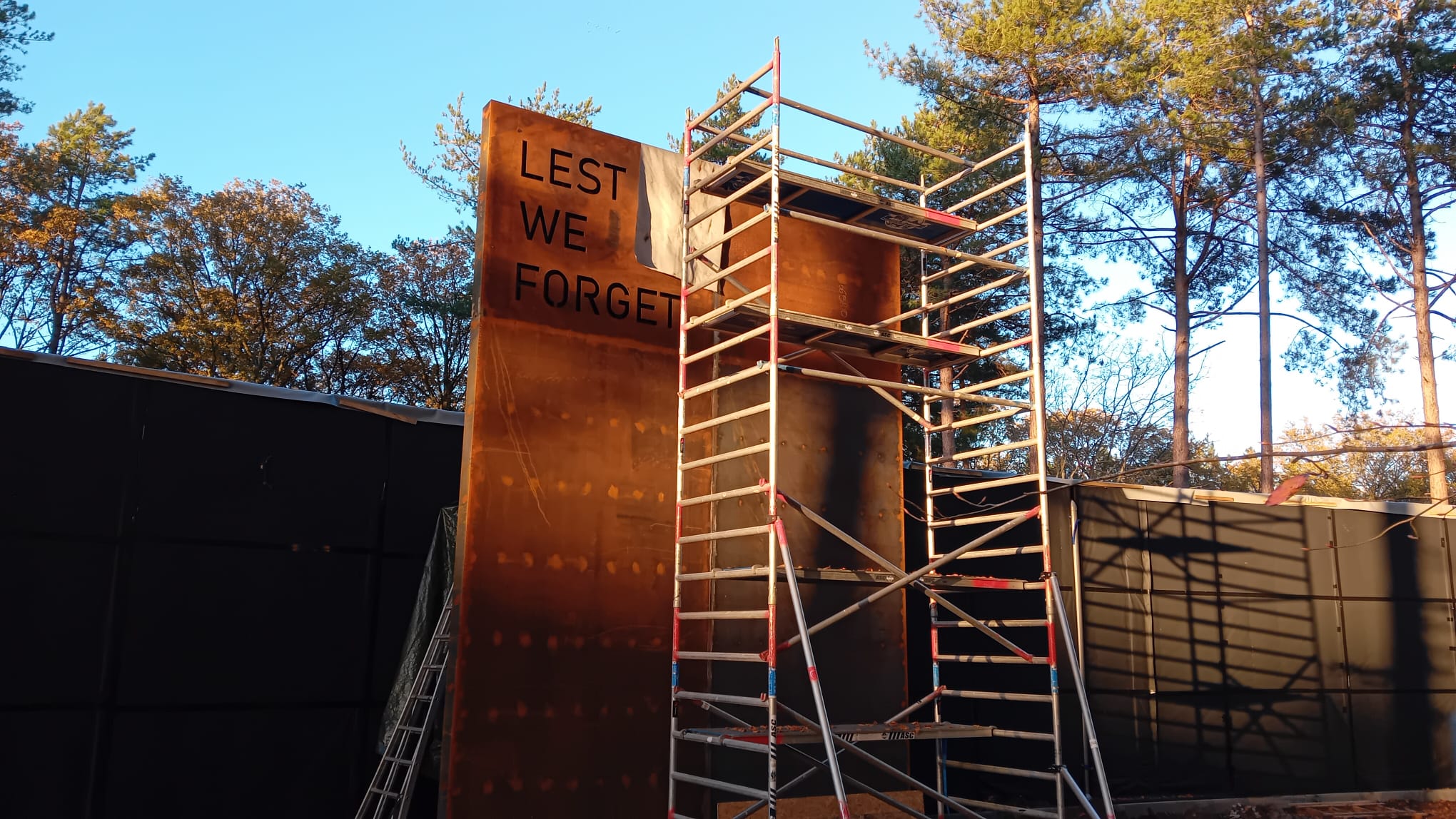 Bezoekerscentrum erevelden in steigers en op schema