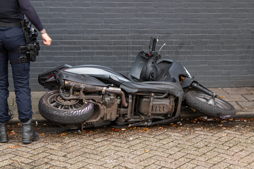 Motorscooter bewust aangereden door auto, beide bestuurders gevlucht