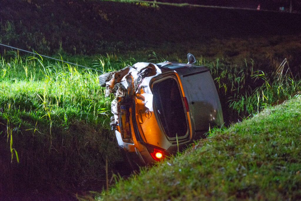 Auto belandt op zijkant in sloot naast A4