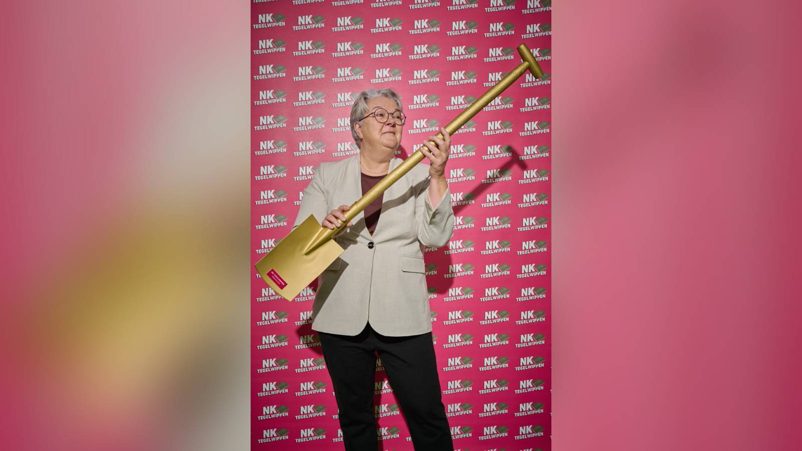 Roosendaal wint NK Tegelwippen in categorie middelgrote gemeenten