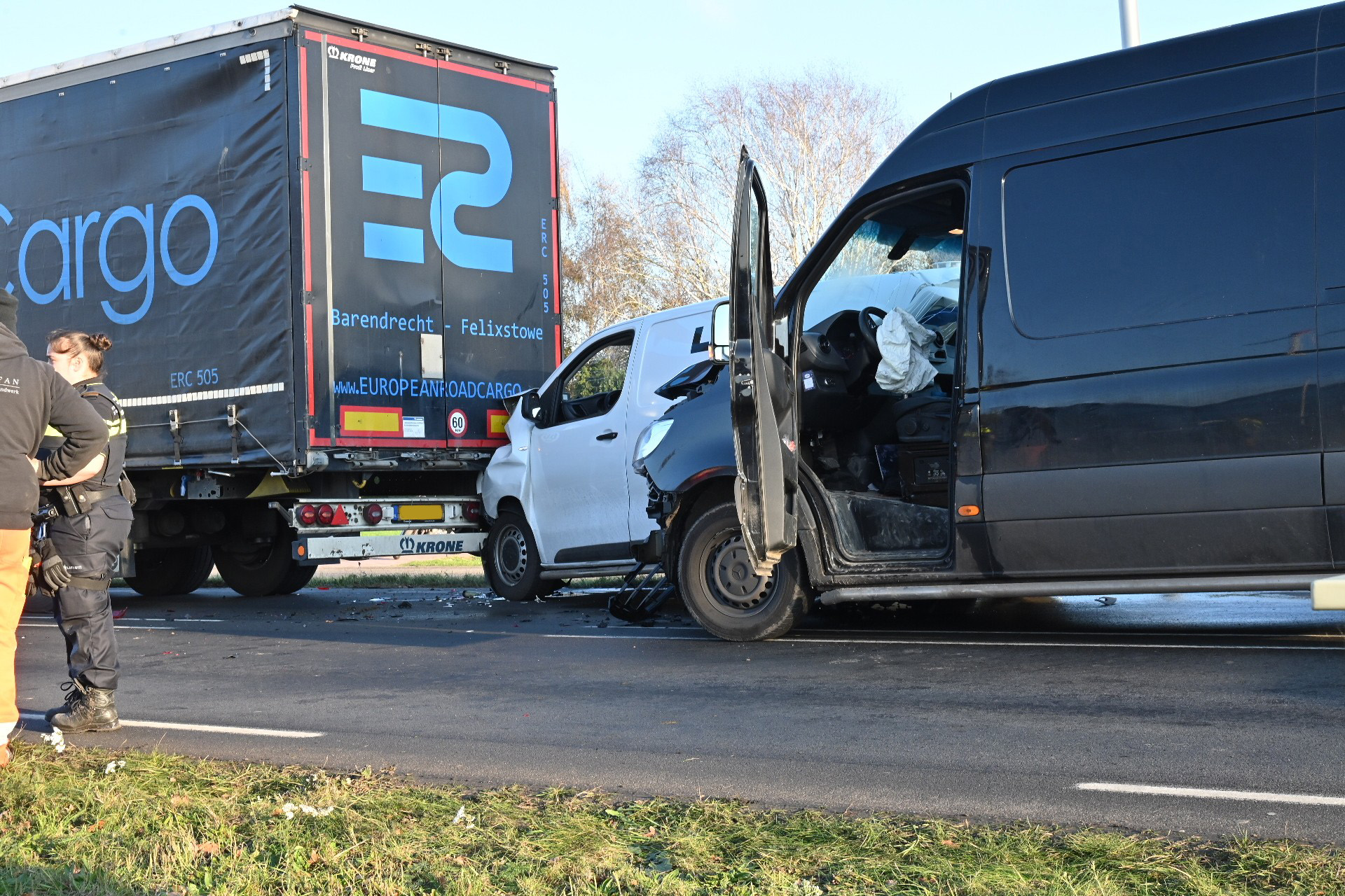 Bestelbusjes botsen op vrachtwagen, een persoon gewond