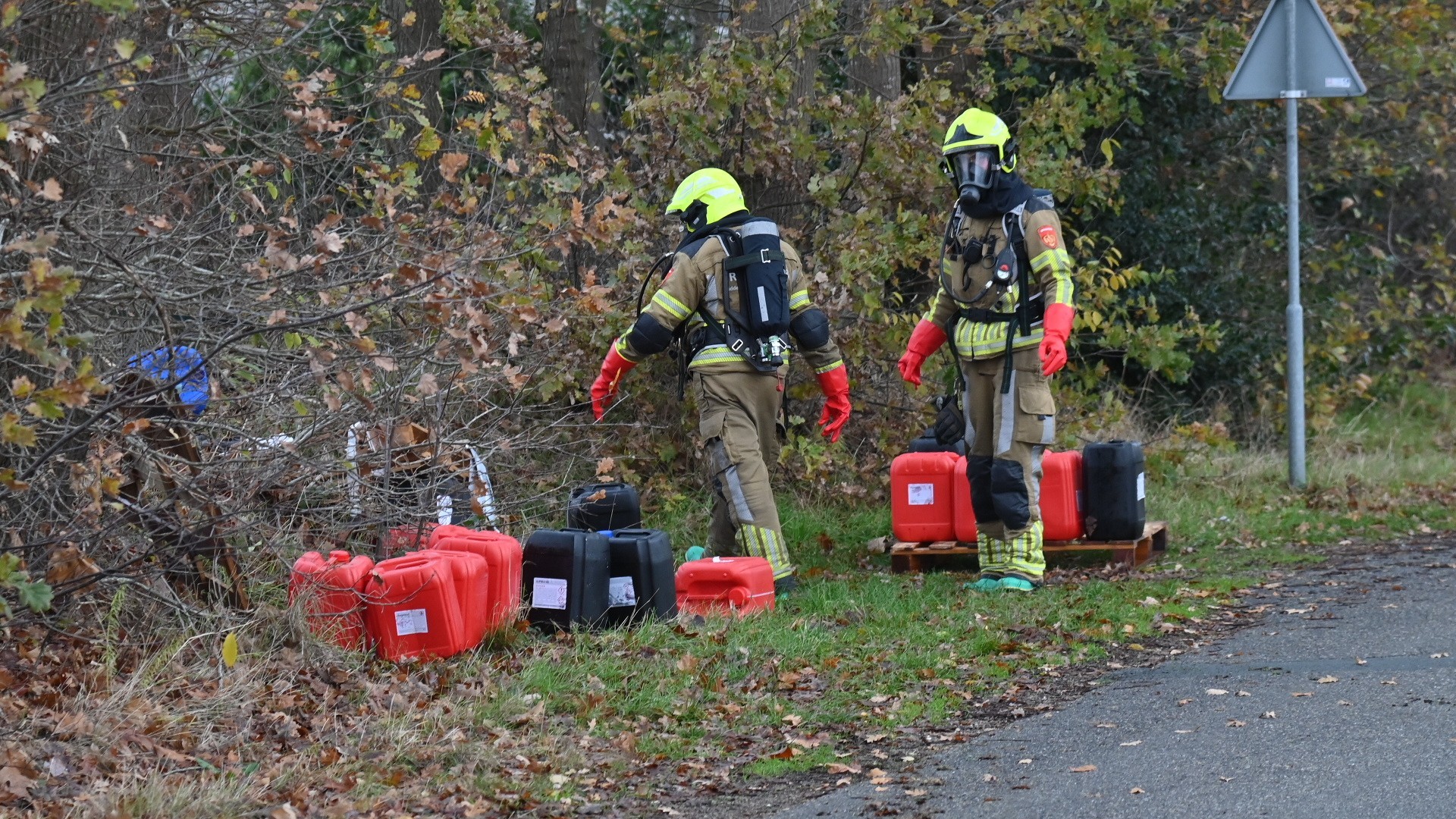Tientallen vaten met onbekend afval aangetroffen bij Rucphen