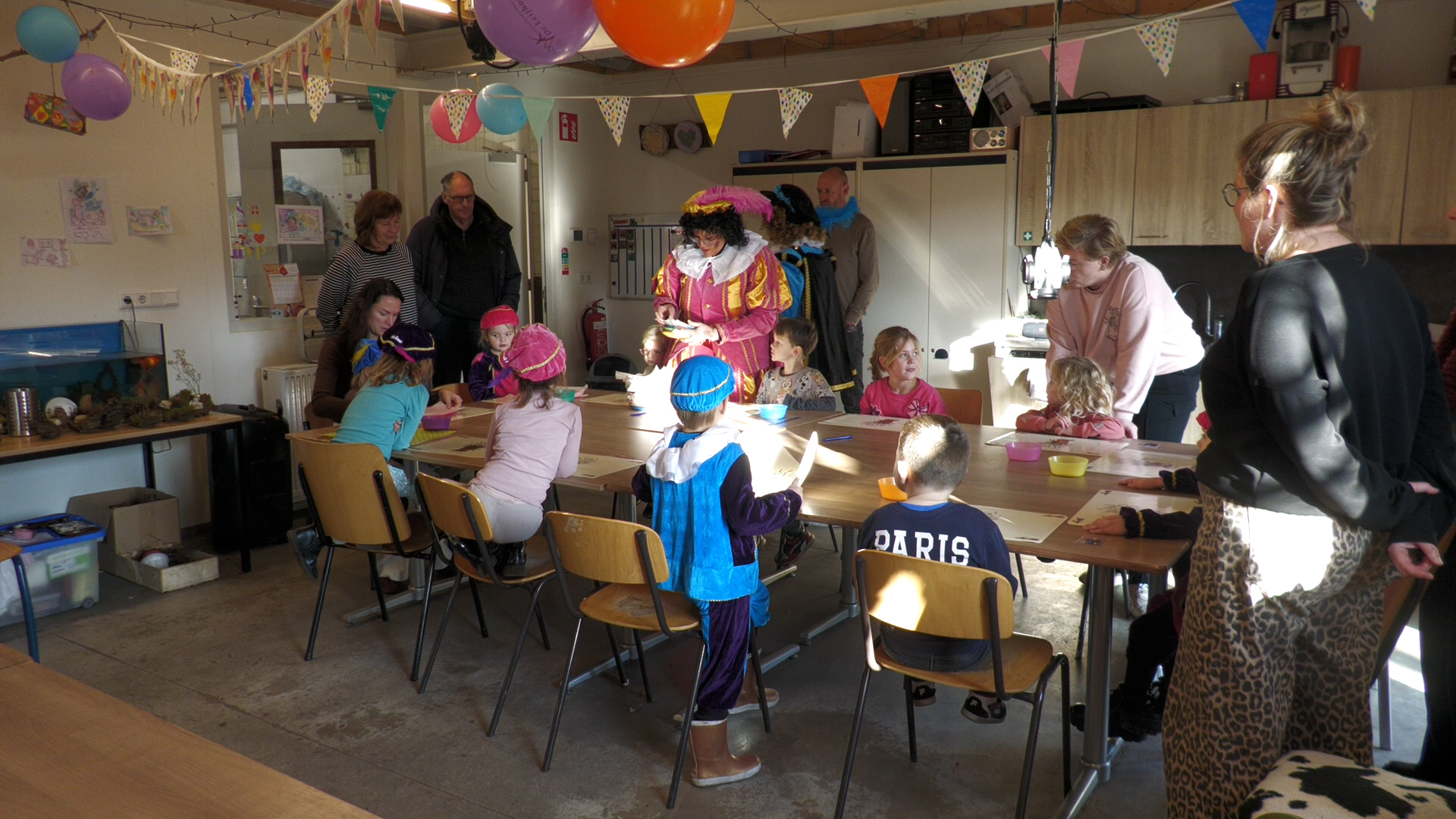 Sint en pieten op zoek naar de beste pepernoot tijdens pepernootbak­wedstrijd