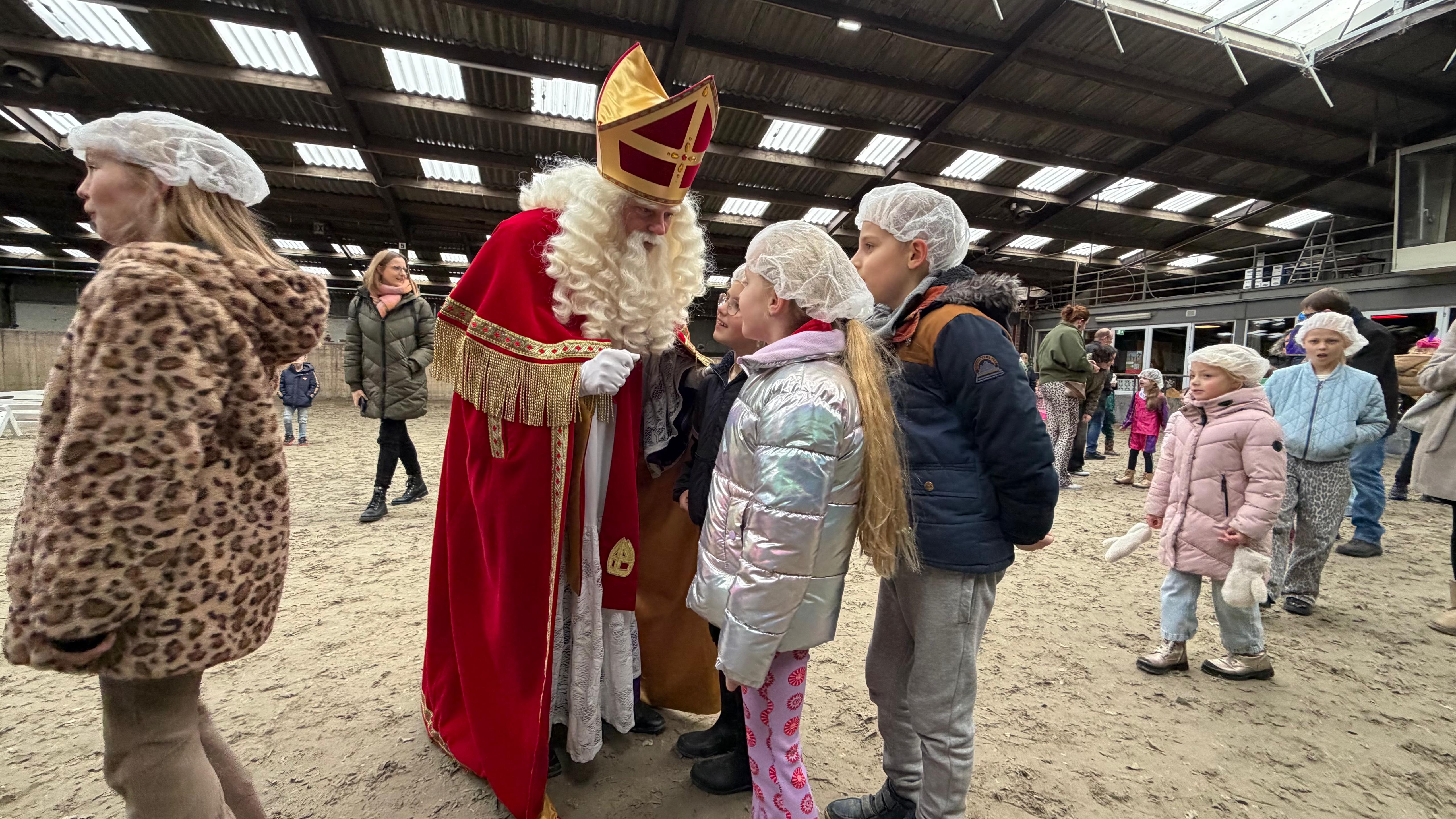 Feest bij Stal ’t Sander in Etten-Leur tijdens bezoek van Sinterklaas met paard Ozosnel