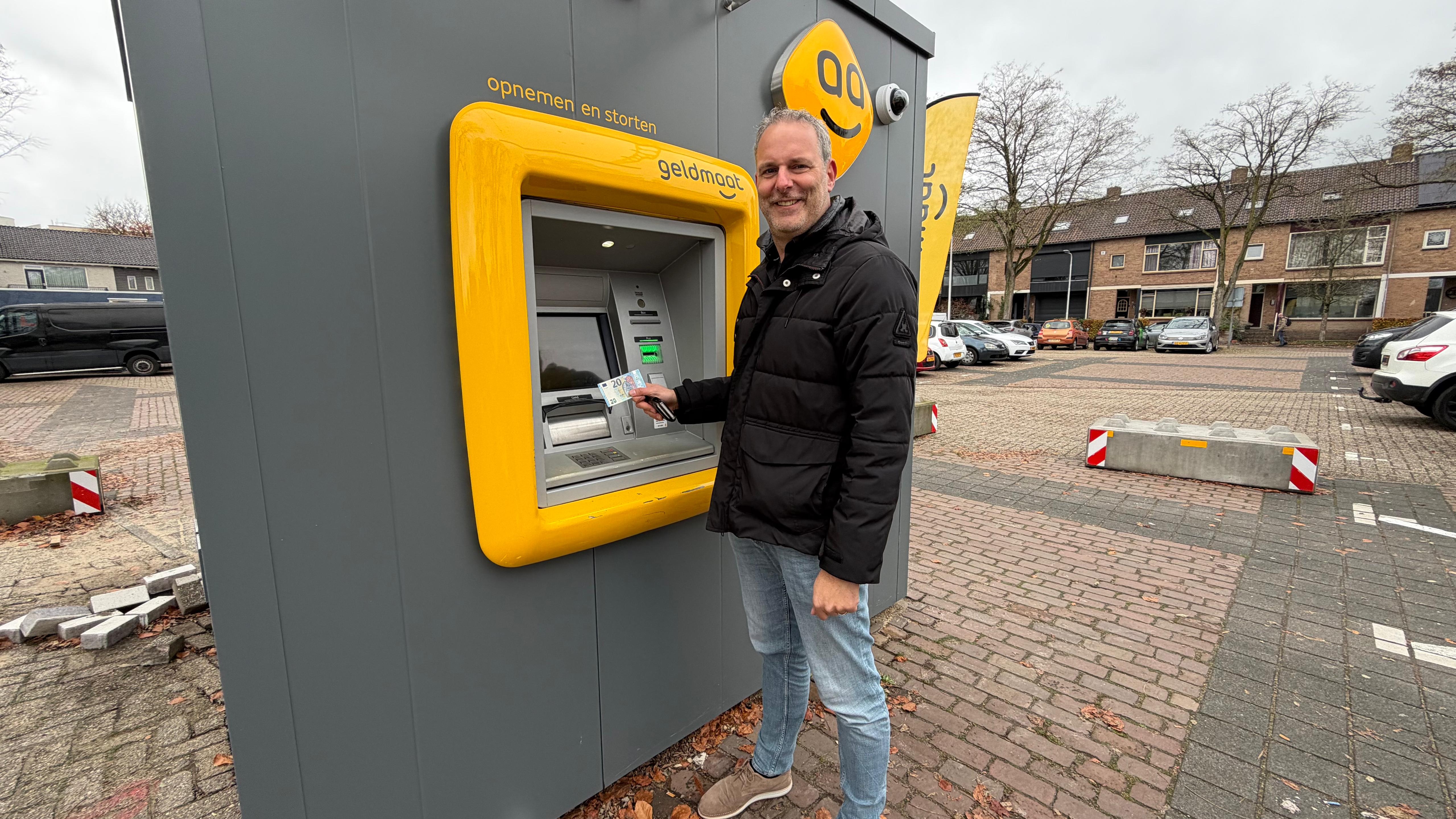 Zundert kan weer pinnen: nieuwe pinautomaat feestelijk in gebruik genomen
