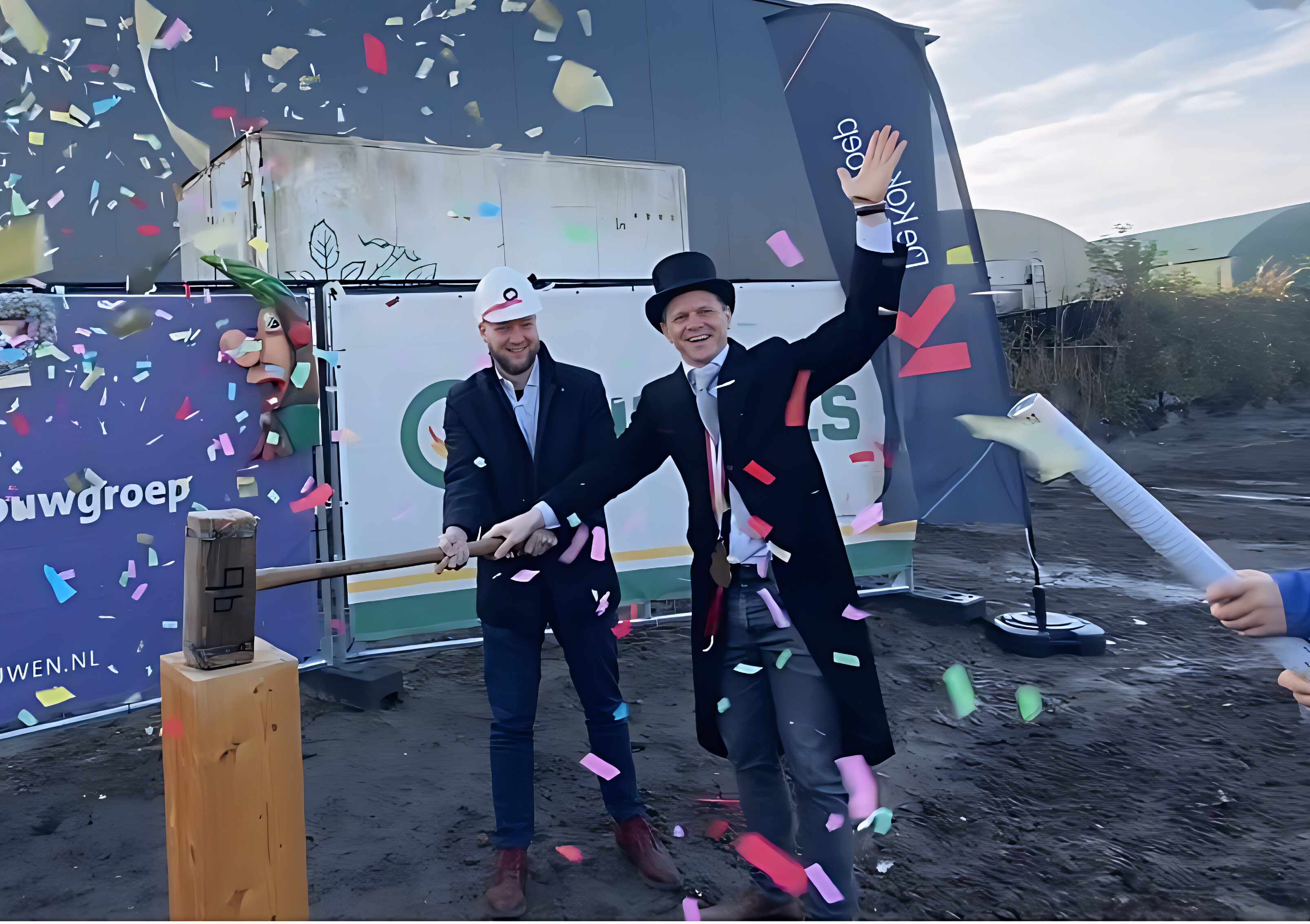 Confetti, jacquets en een houten heipaal: éindelijk gaat de bouw van start op ’t Konterscherp