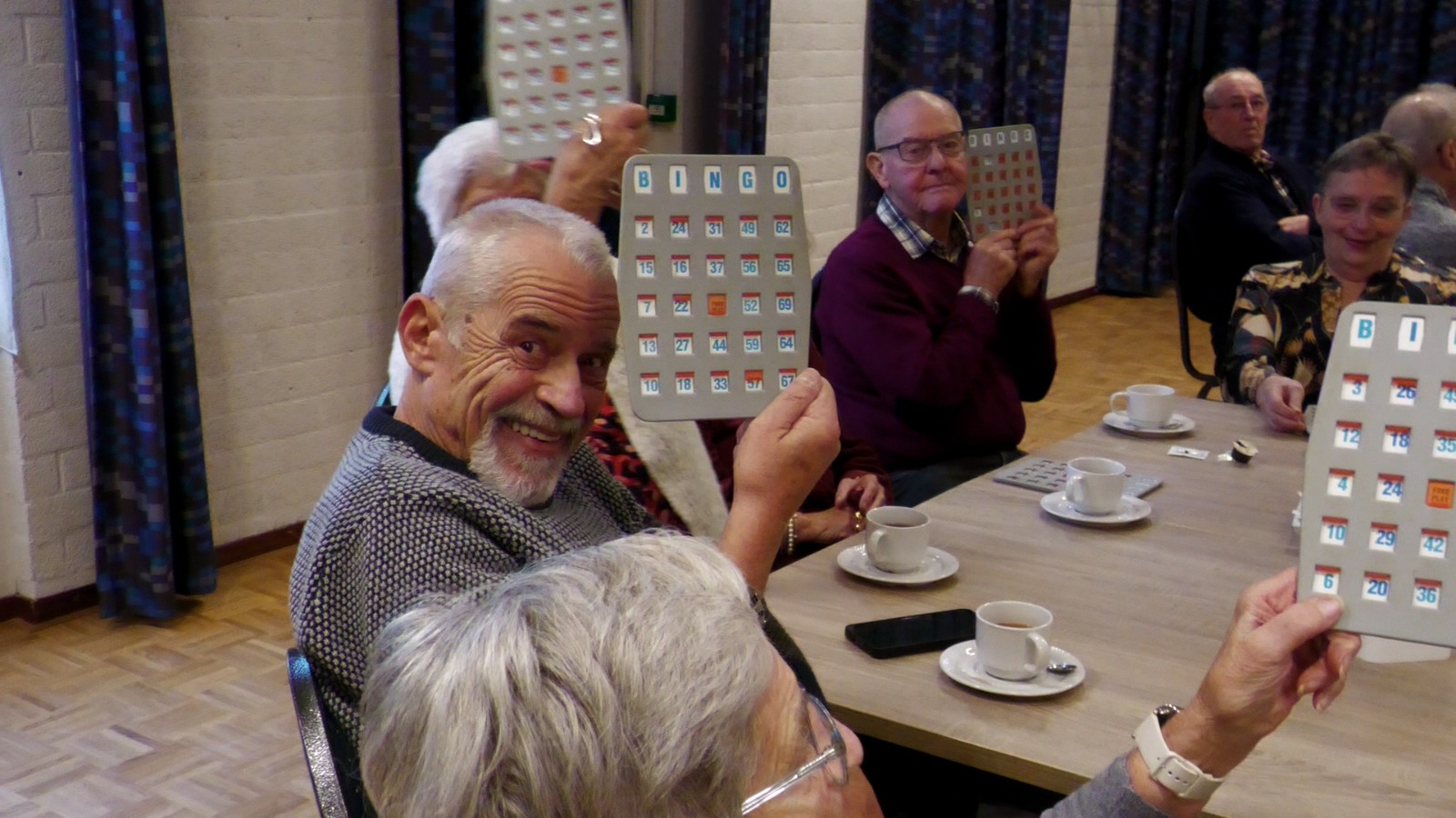 Spullen winnen voor een noodpakket tijdens de Denk Vooruit bingo van KBO Putte