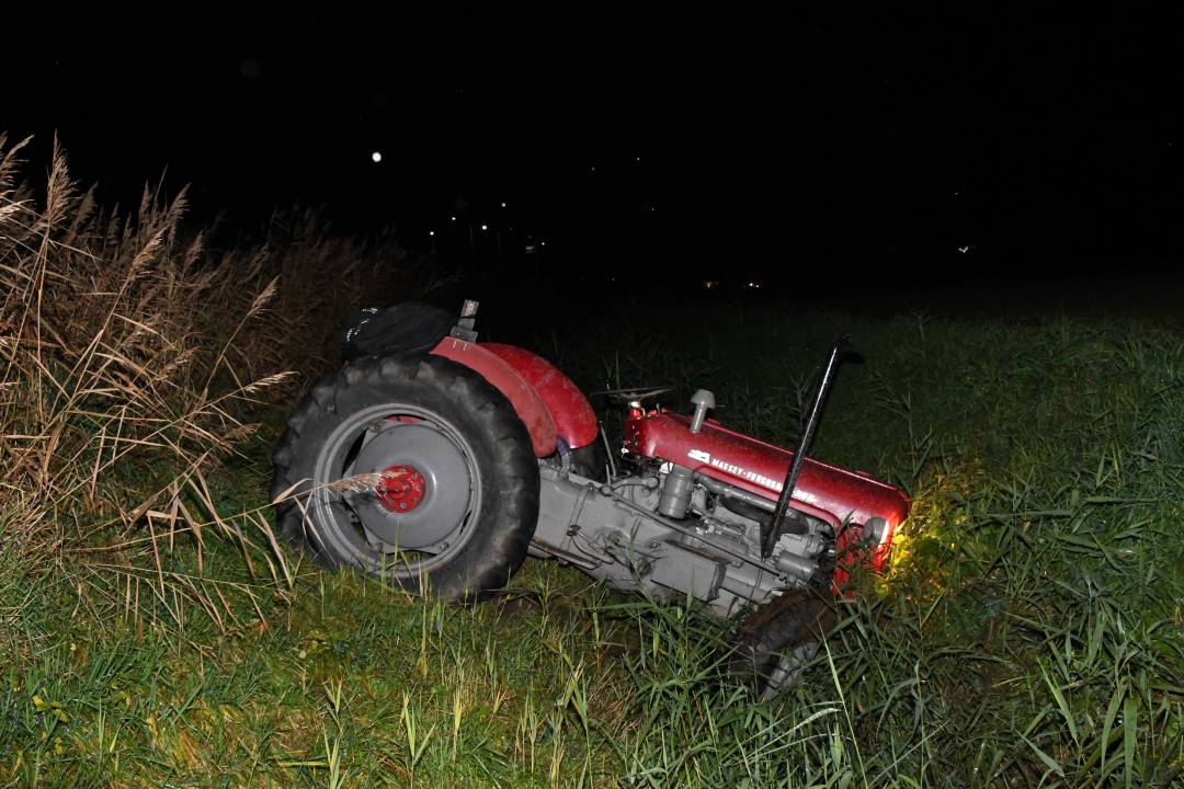 Trekker in sloot na botsing met auto