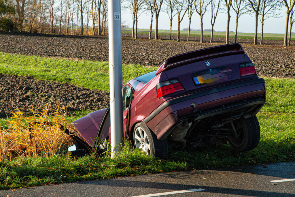 Bestuurder belandt met auto in sloot bij Tholenseweg