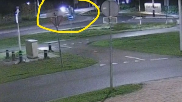 Hardloper geschept door auto, bestuurder rijdt door