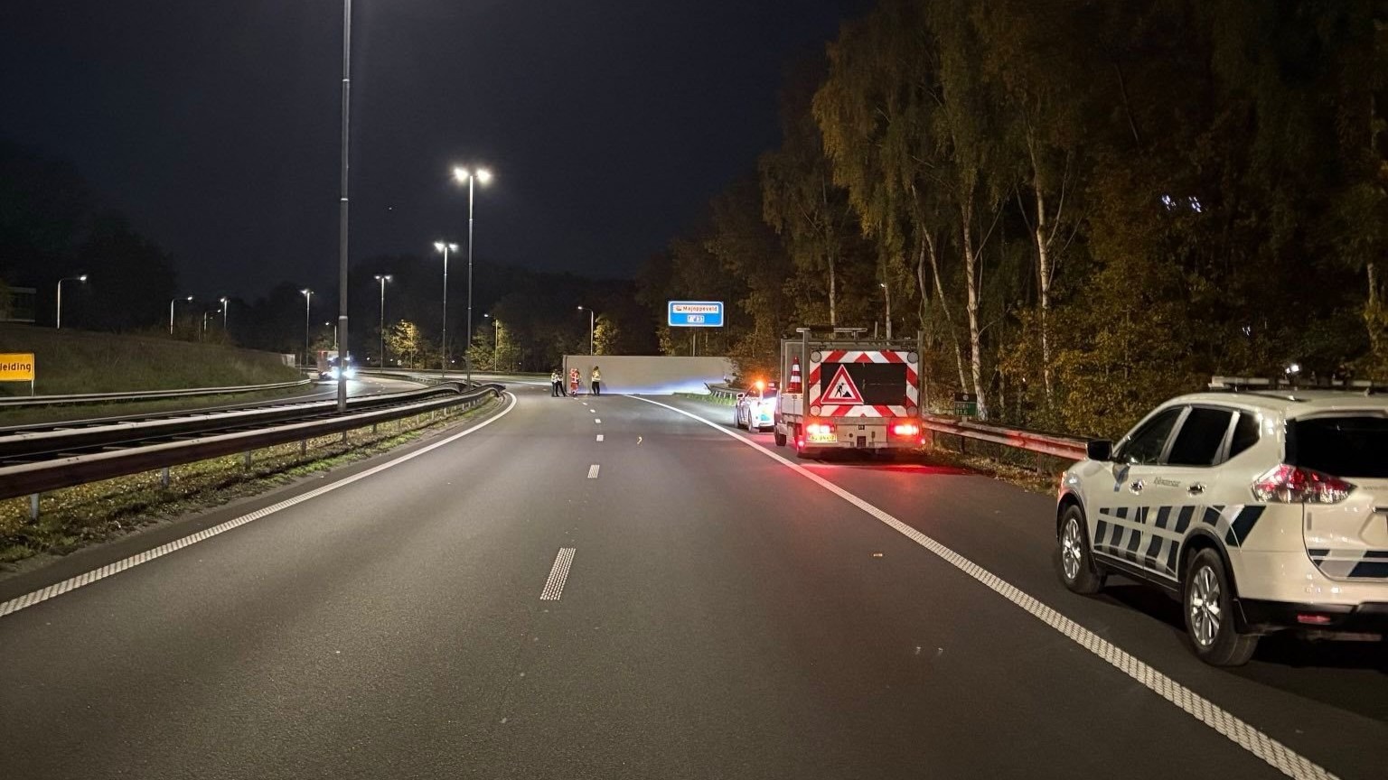 A58 bij knooppunt De Stok dicht vanwege gekantelde vrachtwagen