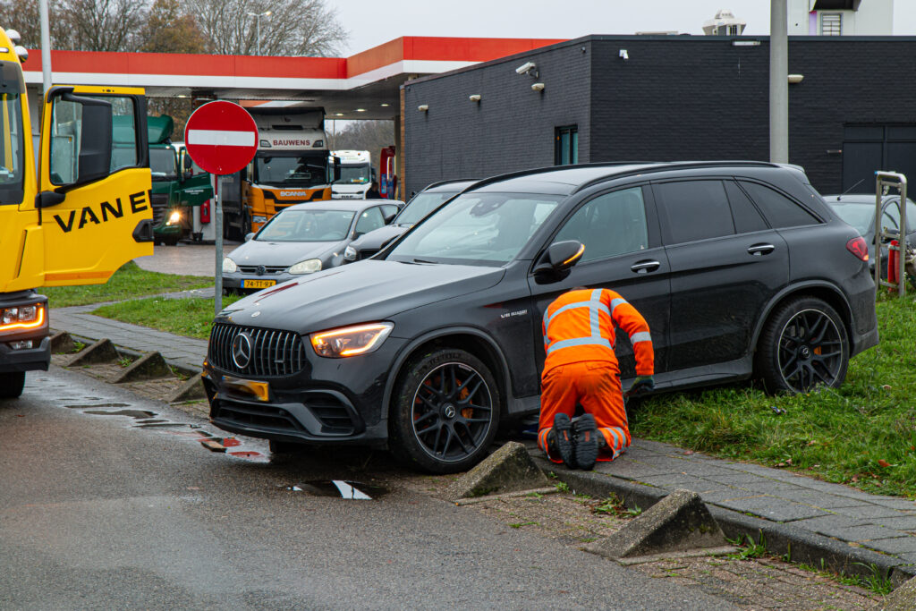Auto belandt op bermblok bij eenzijdig ongeval, bestuurder onder invloed
