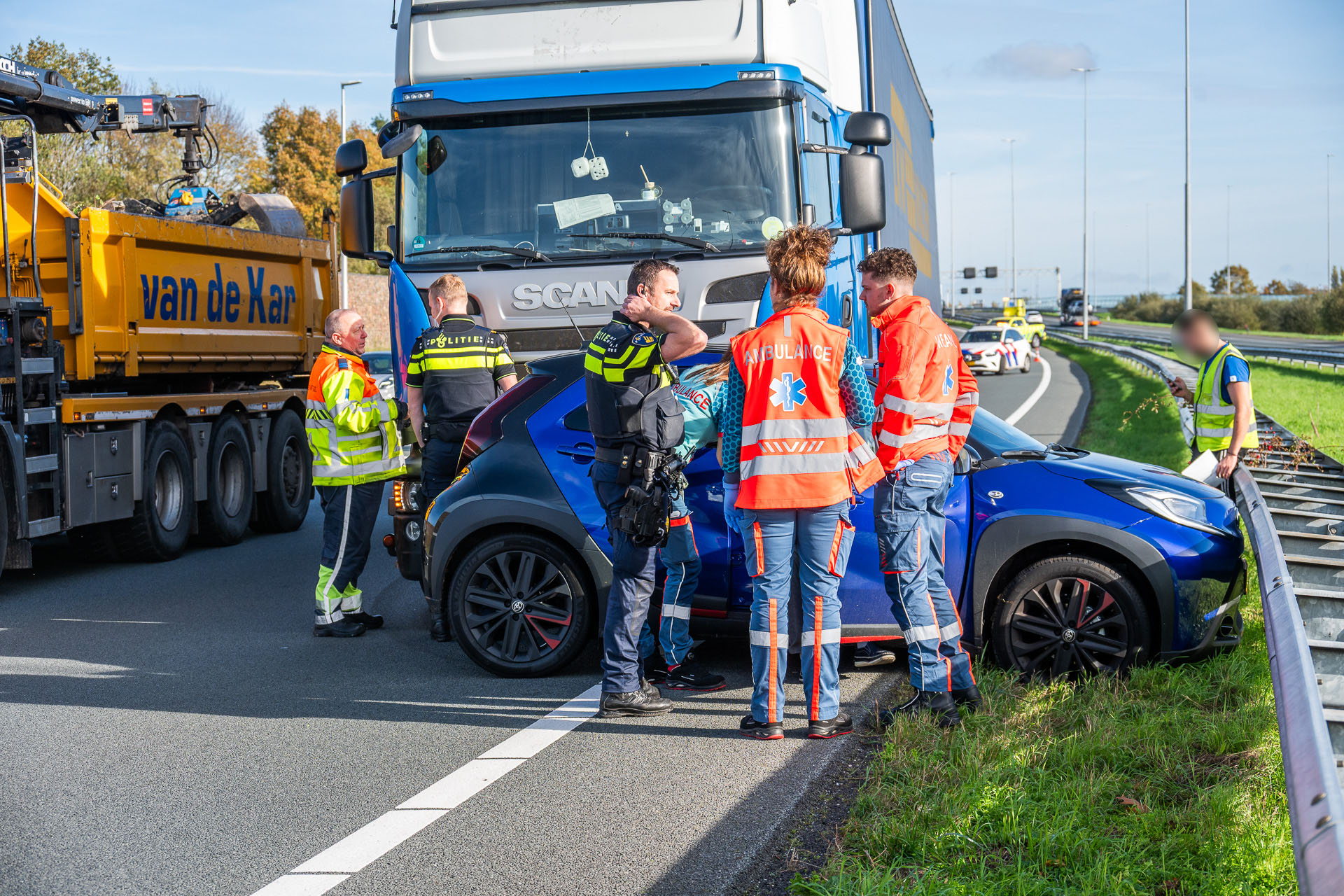 Twee gewonden nadat auto dwars voor vrachtwagen op snelweg terechtkomt