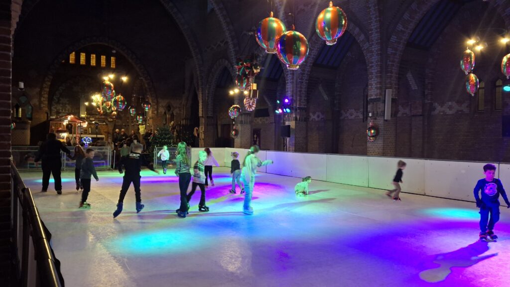 Kerk in Noordhoek omgetoverd tot winterfestijn met schaatsbaan, kerstmarkt en lekkernijen