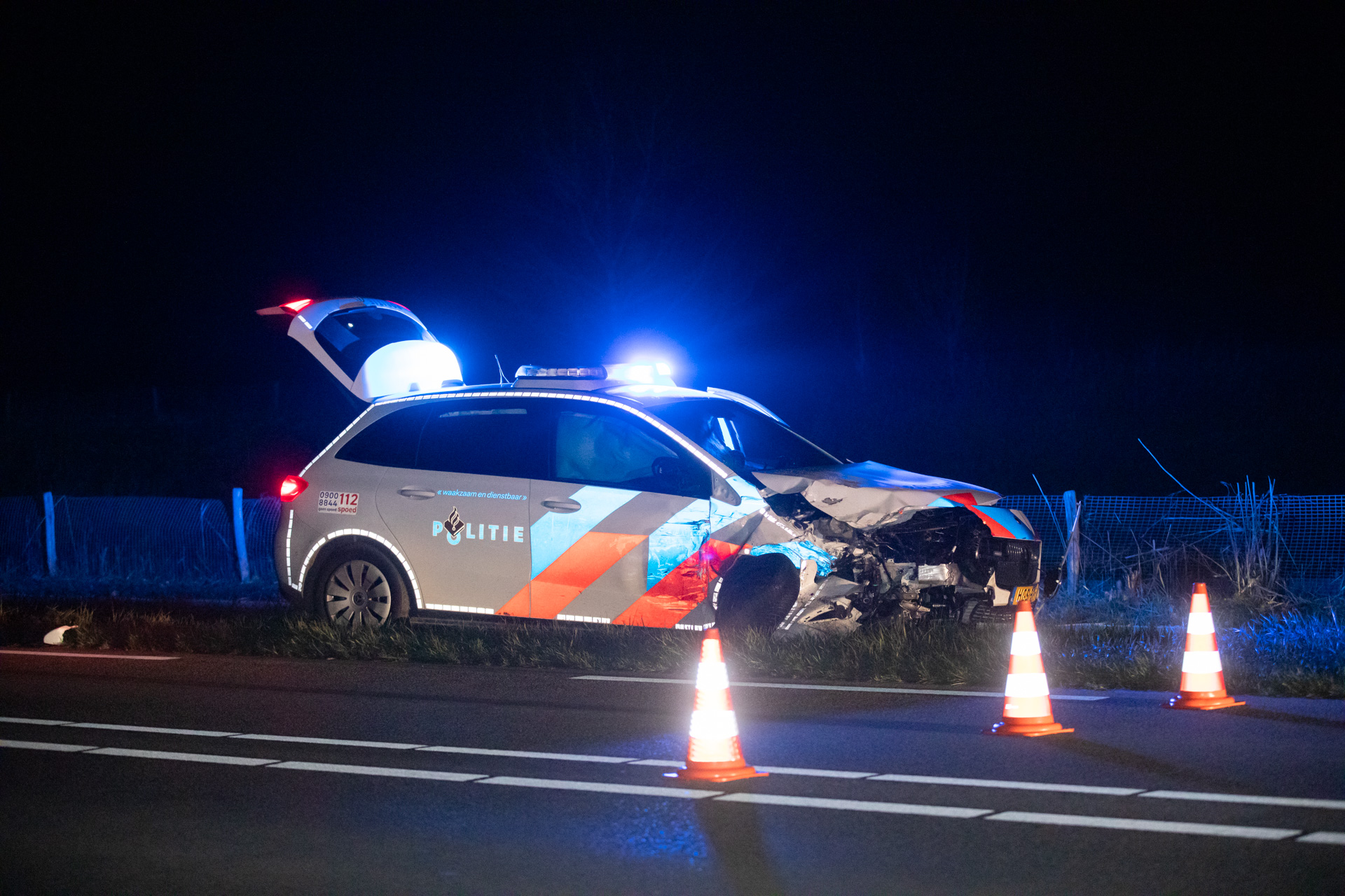 Gewonde na botsing tussen politievoertuig en personenauto, weg enige tijd dicht