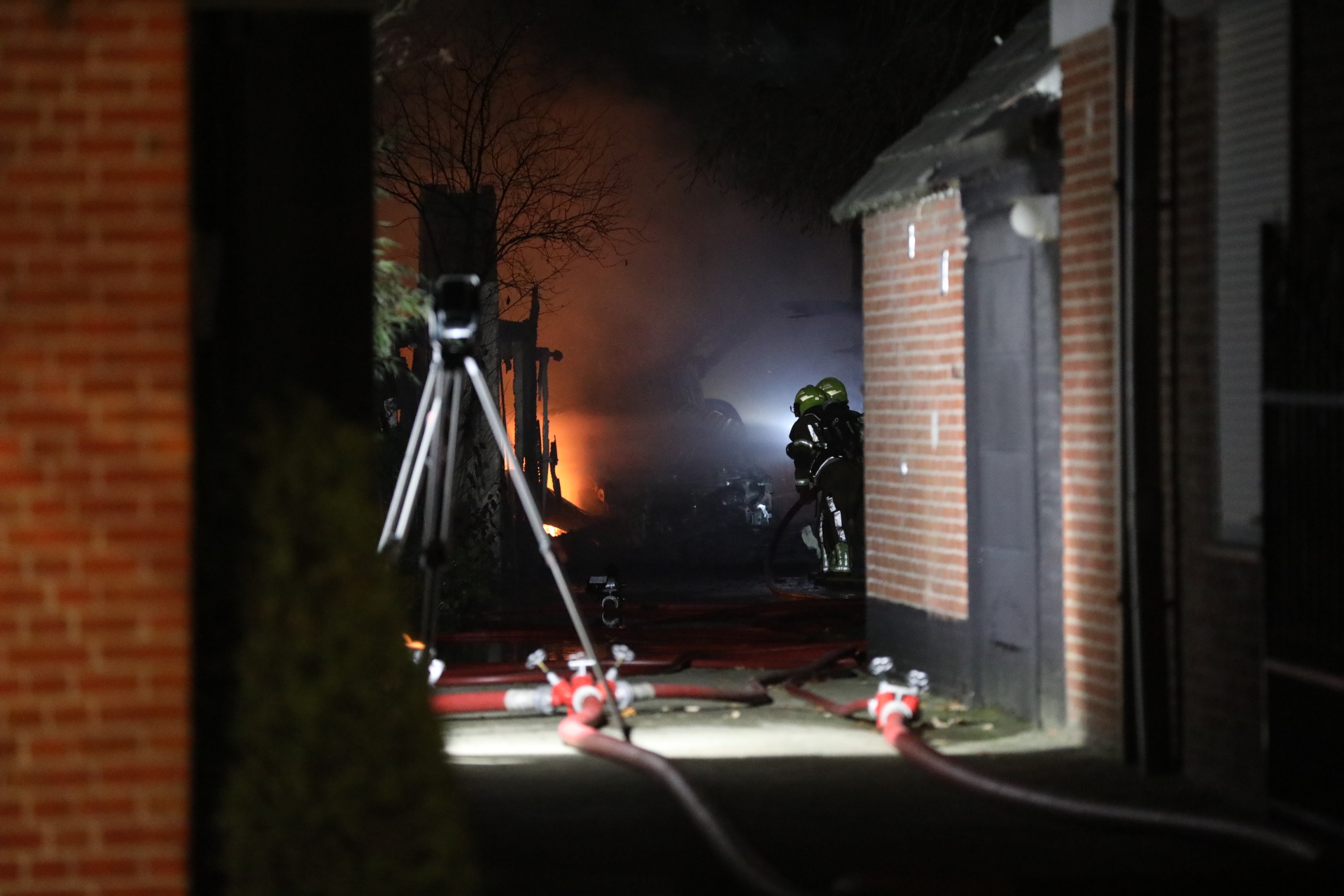Grote brand verwoest garage en schuur in Putte