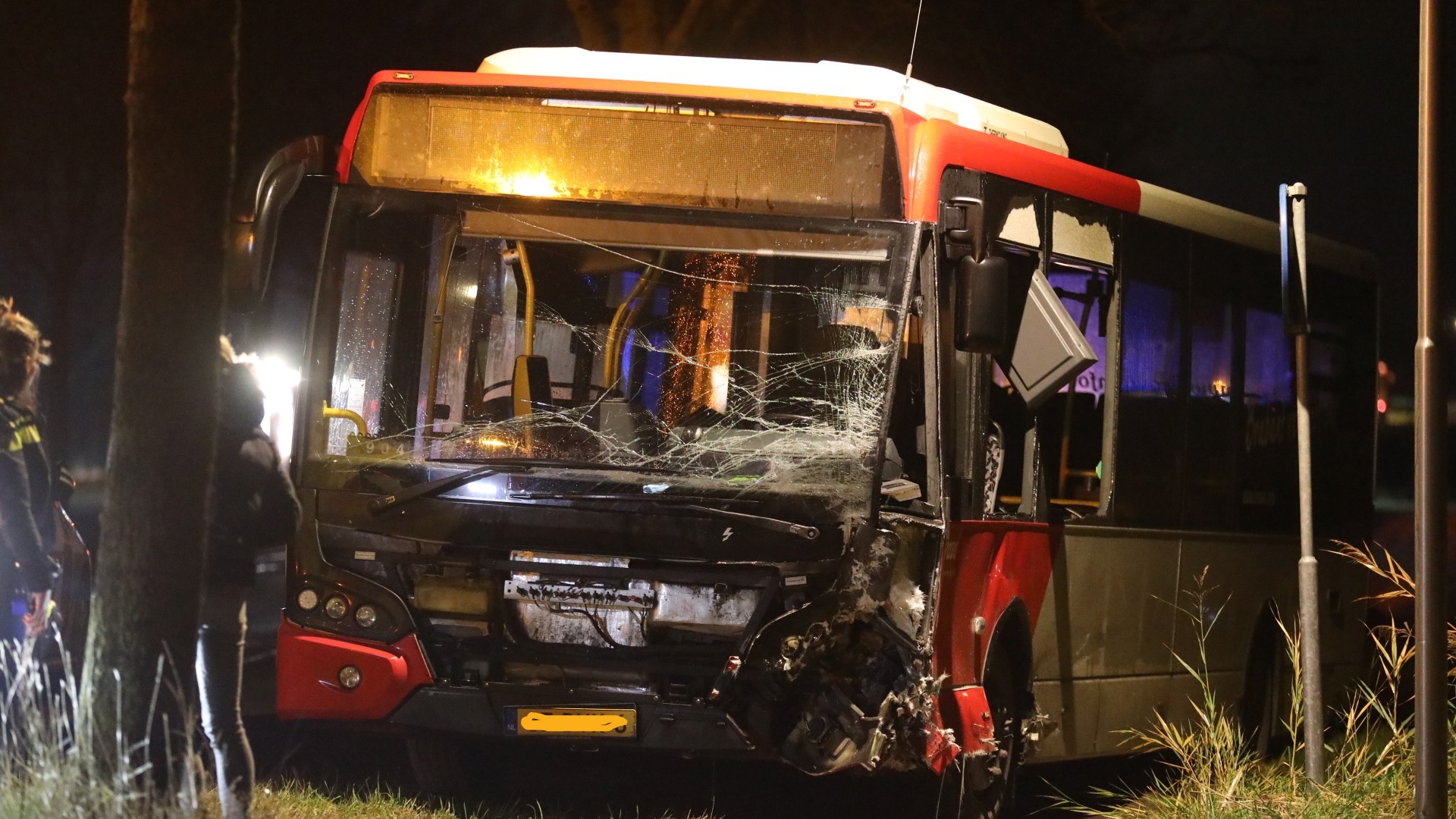 Ernstig ongeluk met stadsbus en auto in Steenbergen, brandweer bevrijdt inzittenden.
