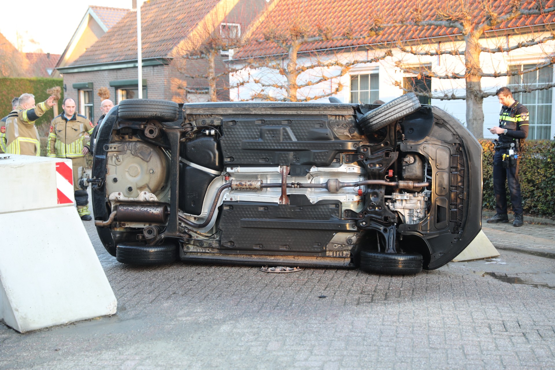 Laagstaande zon zorgt voor ongeval, auto belandt op zijkant