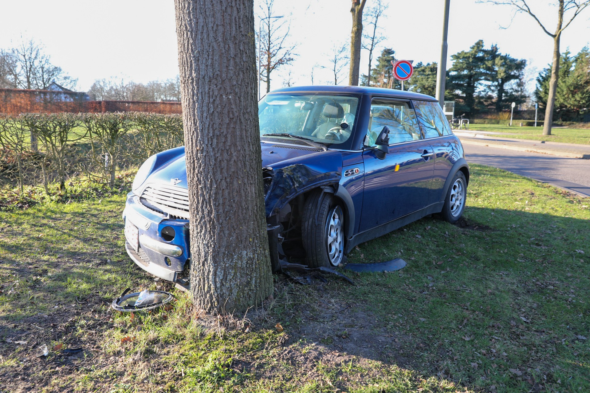 Bus botst tegen vangrail na aanrijding met twee auto’s bij Uden [+foto’s].