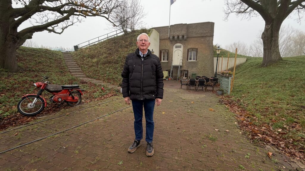 Chris (82) heeft een bijzondere geboorteplek en gaat regelmatig terug: 'Voel gelijk vorm van thuis'