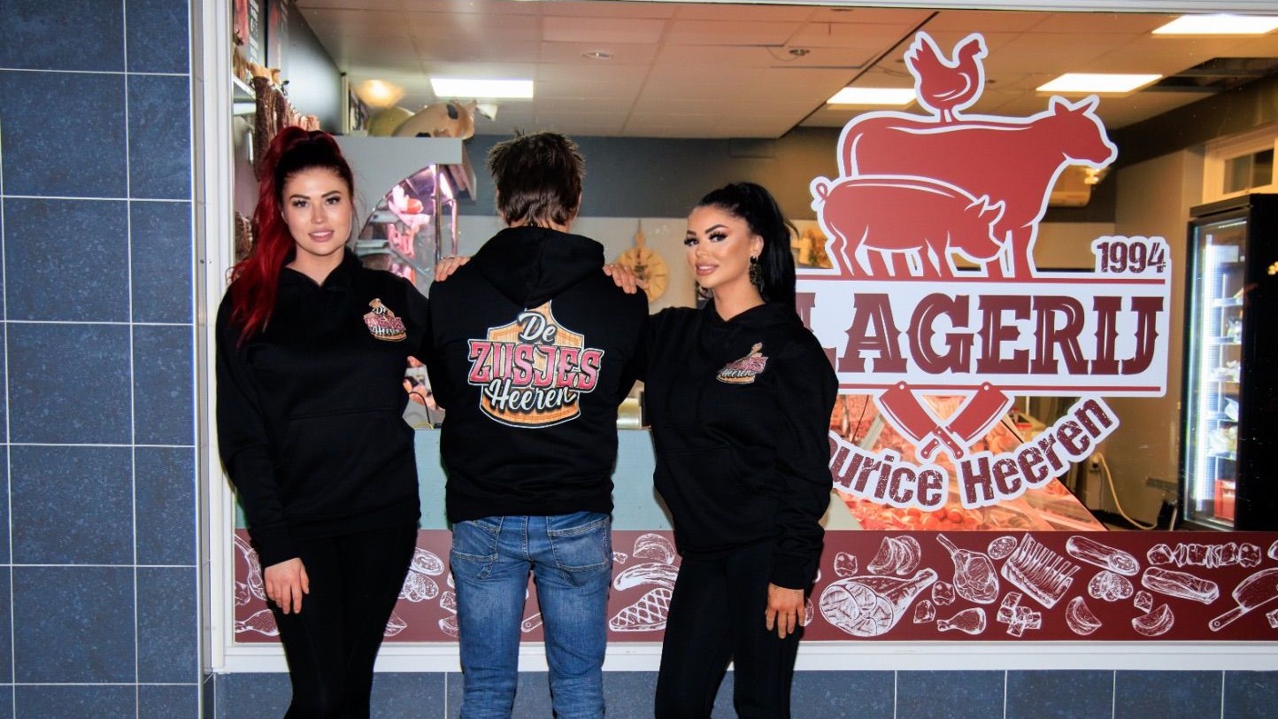 Onder de naam 'De Zusjes Heeren' beginnen Aboney & Esmee hun eigen verswinkel in Sint Willebrord