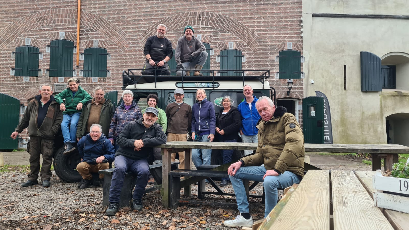 Hellevegers laten zien dat Land Rover-eigenaren óók maatschappelijk verantwoord zijn