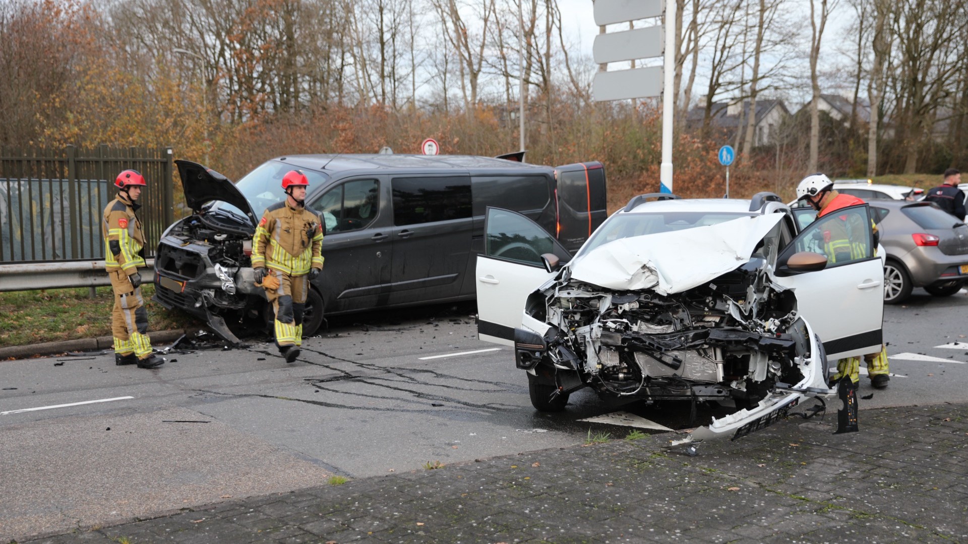 Bestuurders komen met schrik vrij na botsing met flinke blikschade