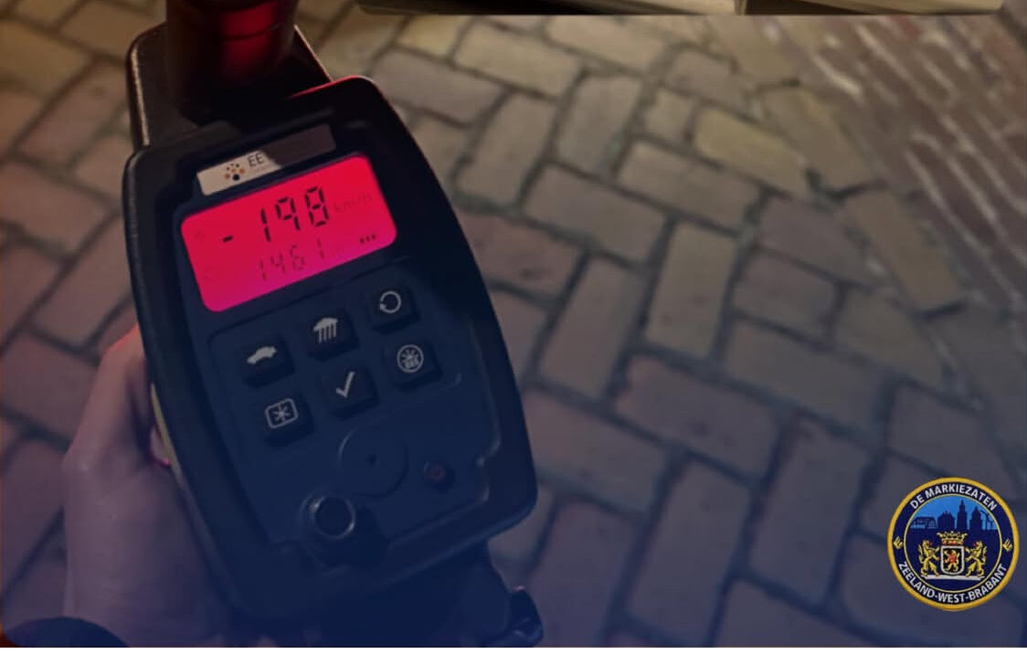 Beginnend automobilist (19) scheurt met 200 km/u over polderweg