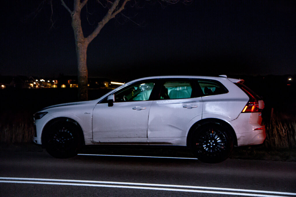 Automobiliste slingert over weg en komt in berm tot stilstand