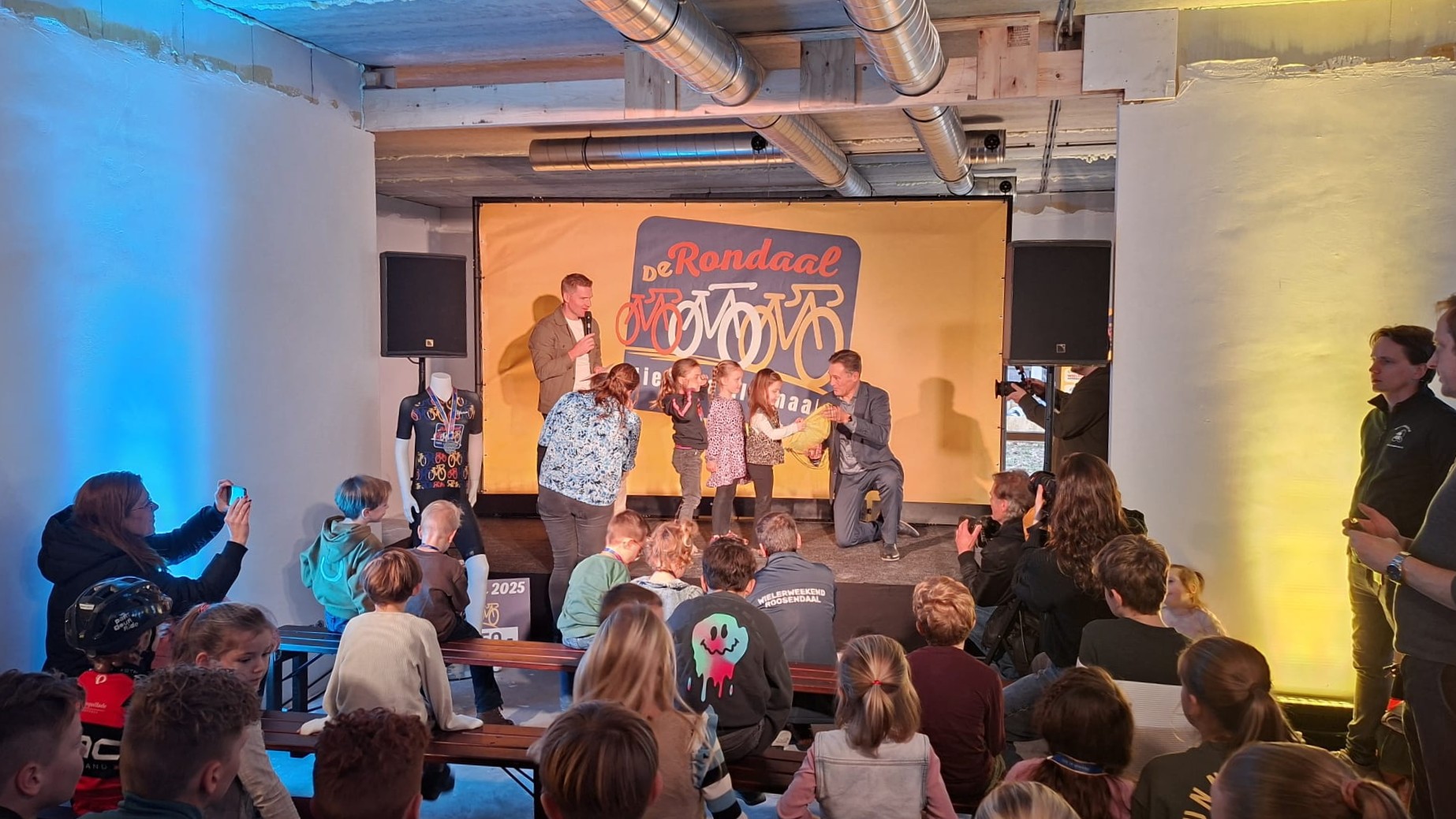 Eremetaal en fietstenue voor jonge Roosendaalse fietsers: De Rondaal is uitgereikt