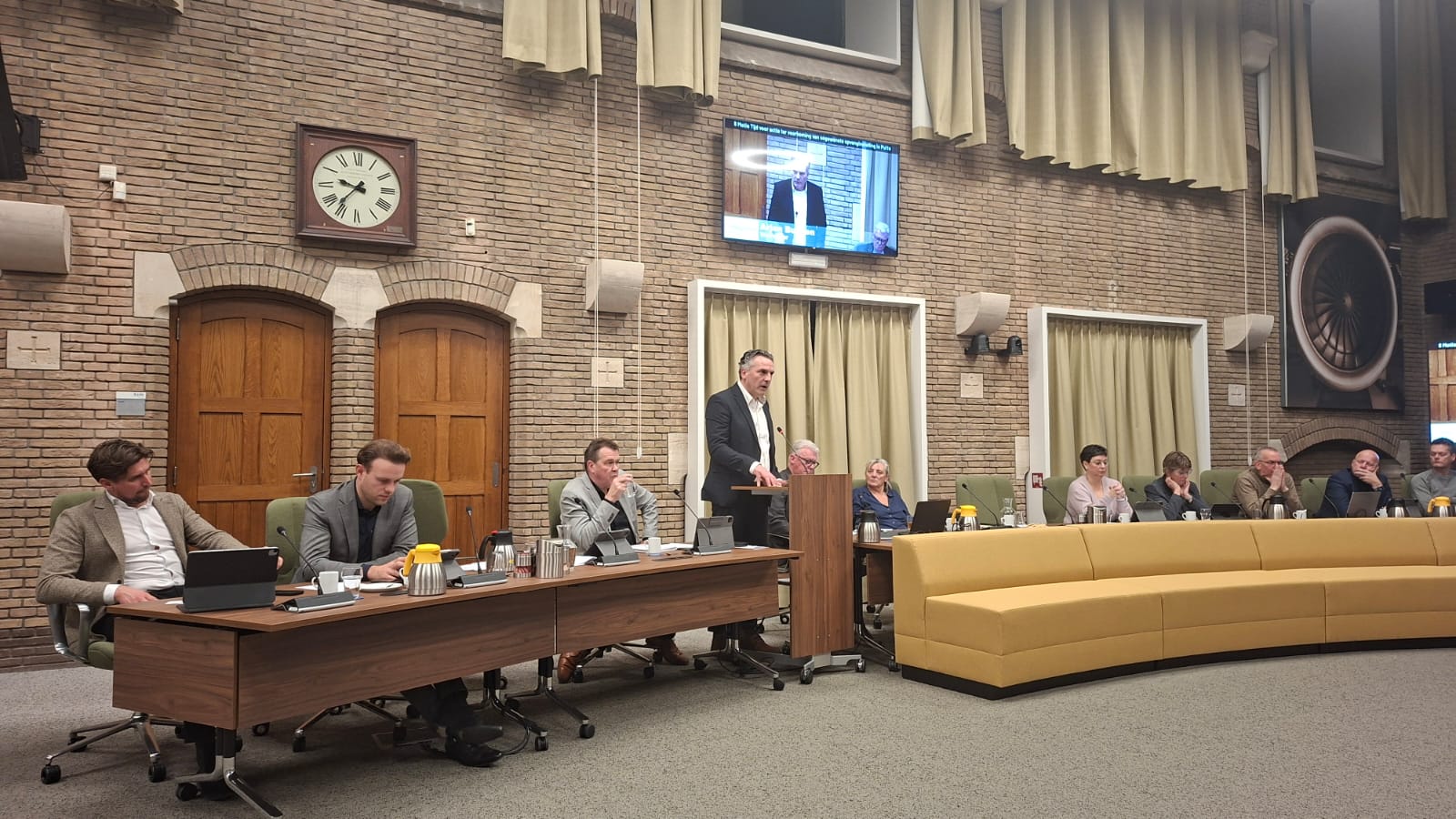 Beukenhof-debat levert geen oplossing op, maar wel twee moties van wantrouwen: 'We zijn te laat'