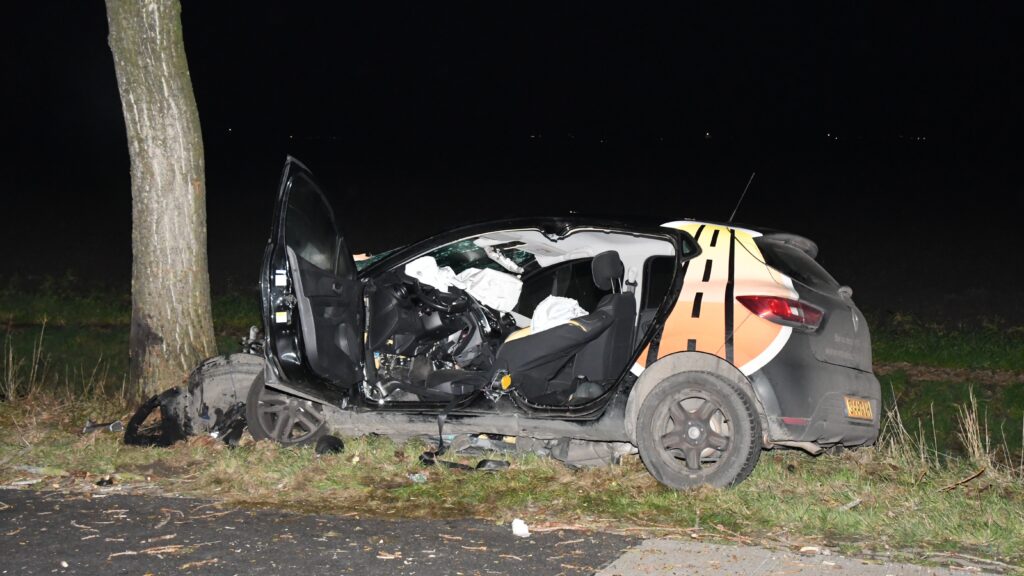 Bestuurder lesauto ernstig gewond na harde klap tegen boom in Poortvliet