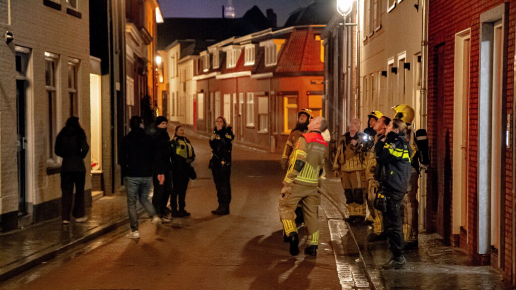 Brandweer rukt met groot materieel uit voor vuurwerkrook in Bergen op Zoom