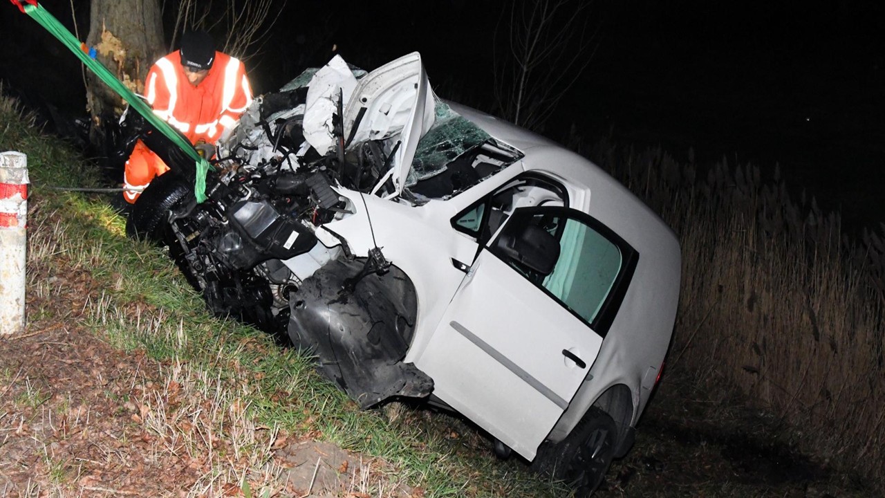 Bestuurder zwaargewond na heftige crash tegen boom in Sint-Maartensdijk