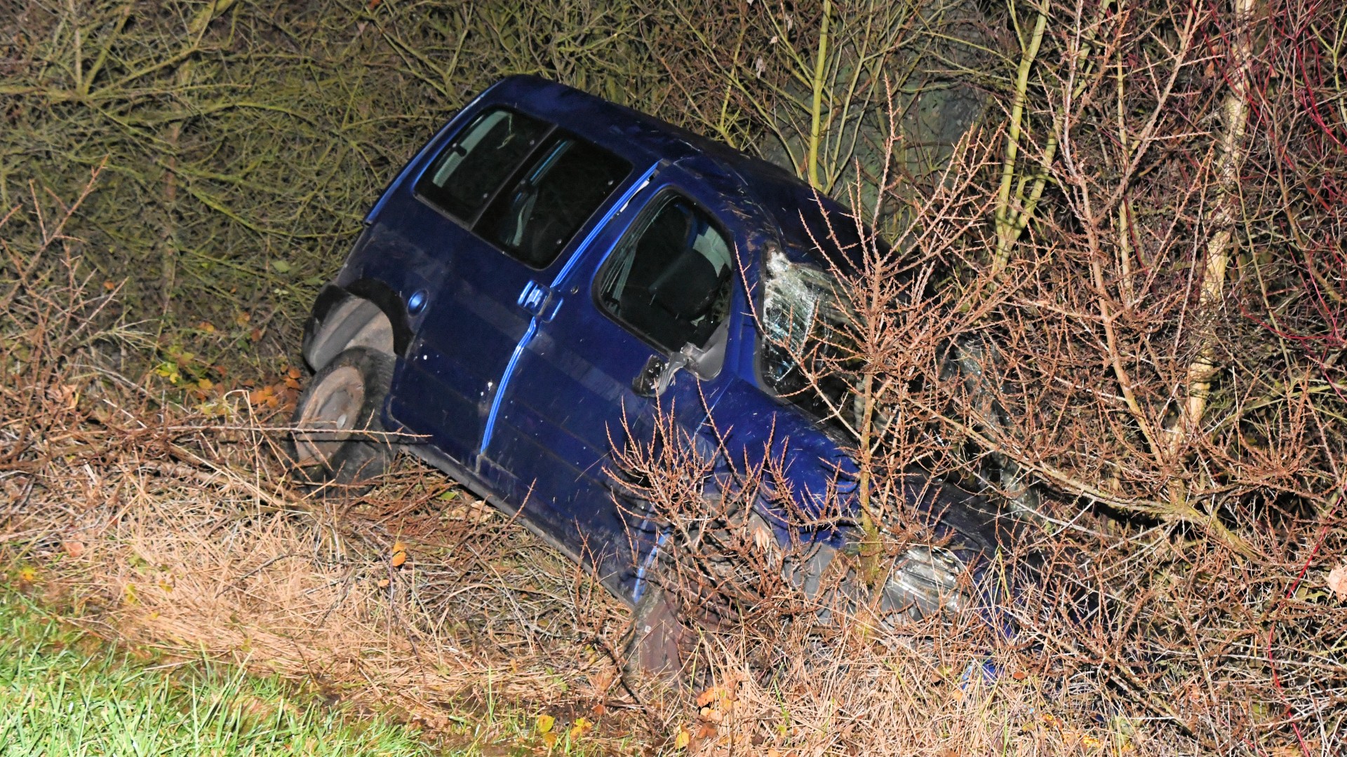 Bestelbus belandt in sloot na ongeval op Oesterdam