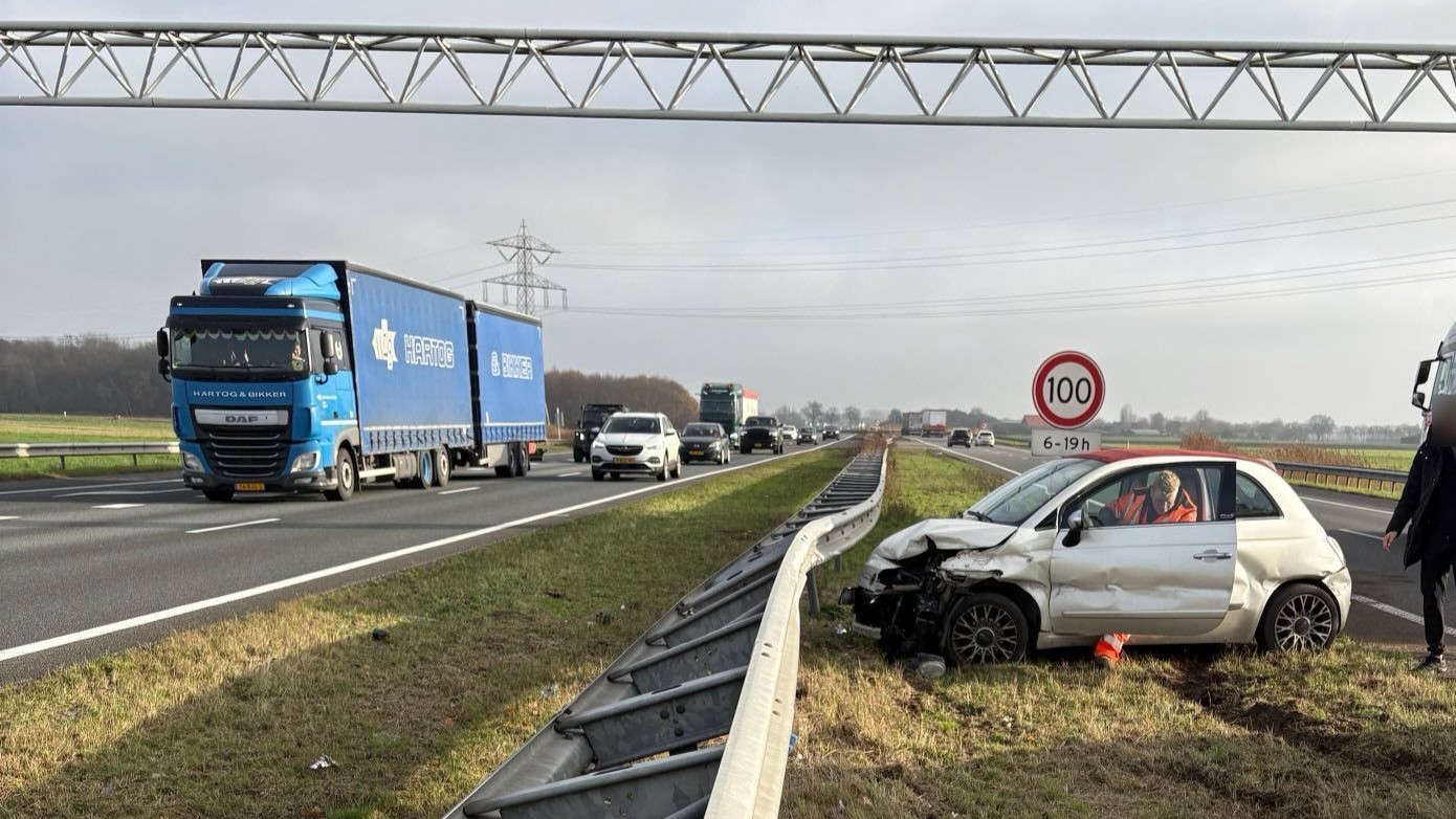 Auto botst tegen vangrail op A58 bij Wouwse Plantage, linkerrijstrook dicht vanwege spoedreparatie