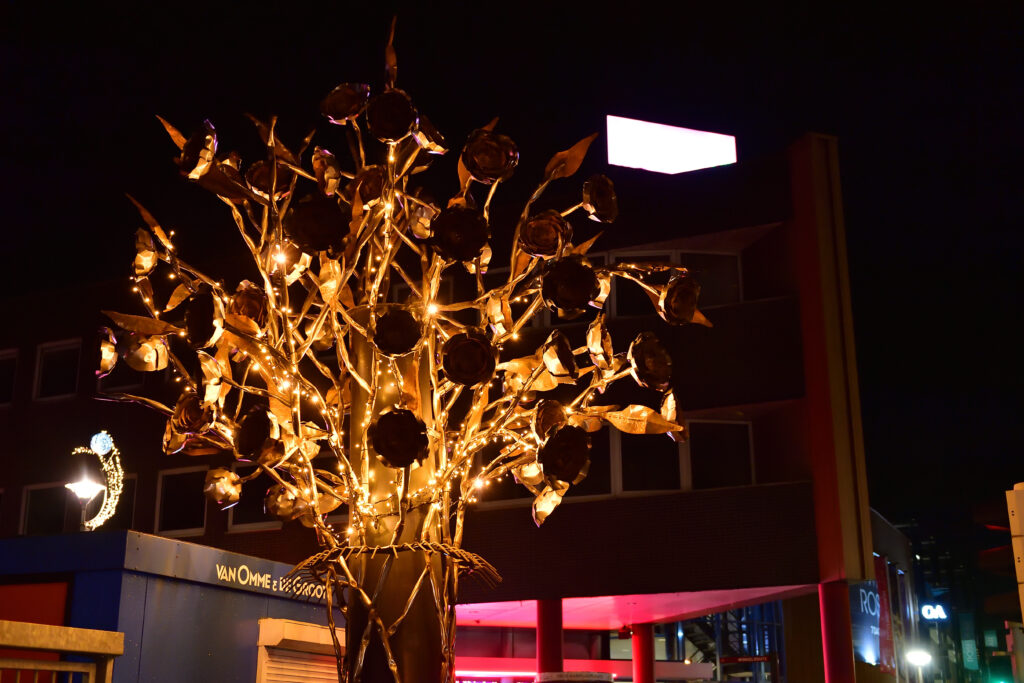 Laatste pilaar busstation omgetoverd tot Rozenboom: 'Wie de stad binnenkomt wordt verwelkomt door de