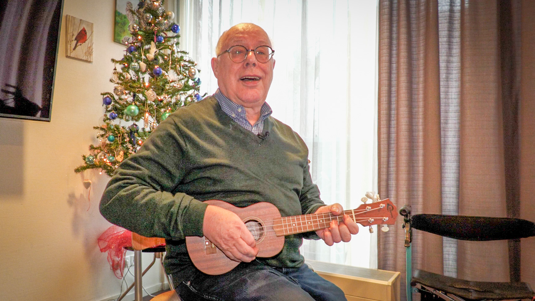René (79) maakt ouderen blij met zijn gitaar en ukelele