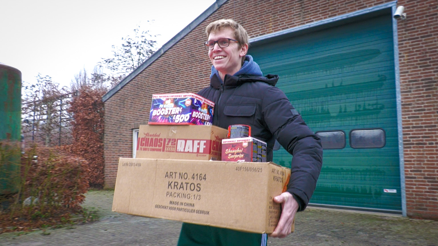 Nostalgie en extra aankopen bij laatste vuurwerkjaar: ‘knallen nu het nog kan’