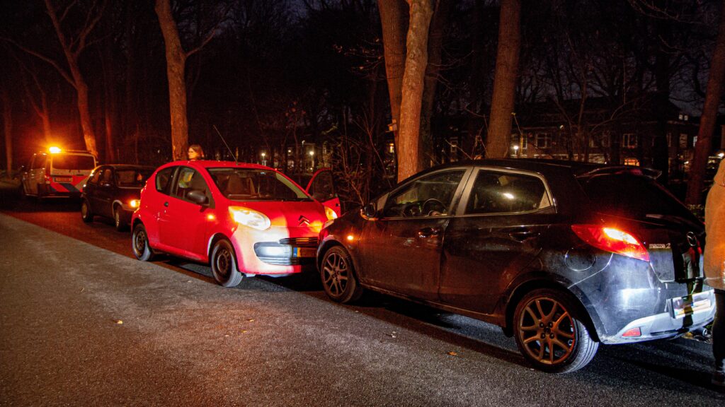 Twee automobilisten botsen op de Noordzijde Zoom