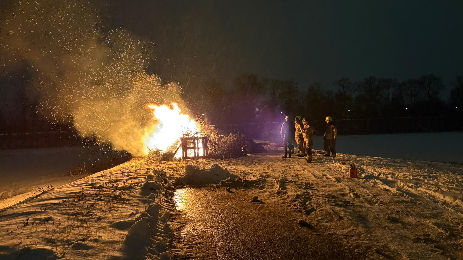 Ruim negentig kerstbomen gaan in Standdaarbuiten in vlammen op