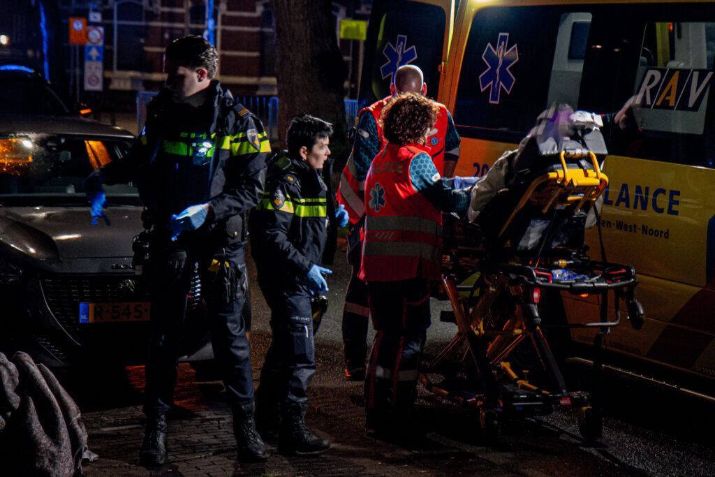 Man gewond na poging om portier open te trekken van rijdende auto