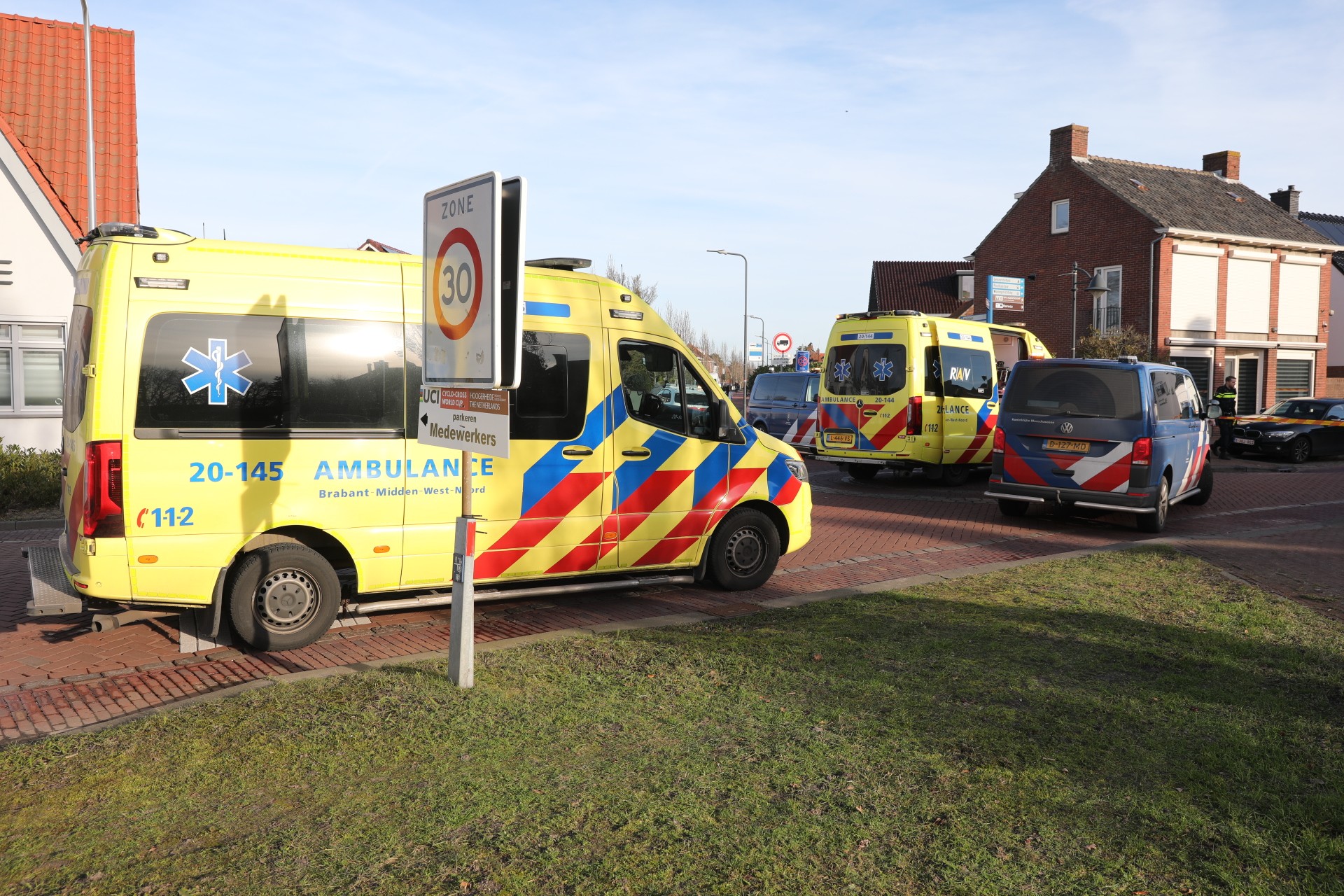 Fietser zwaar gewond na aanrijding met auto, traumahelikopter ter plaatse.