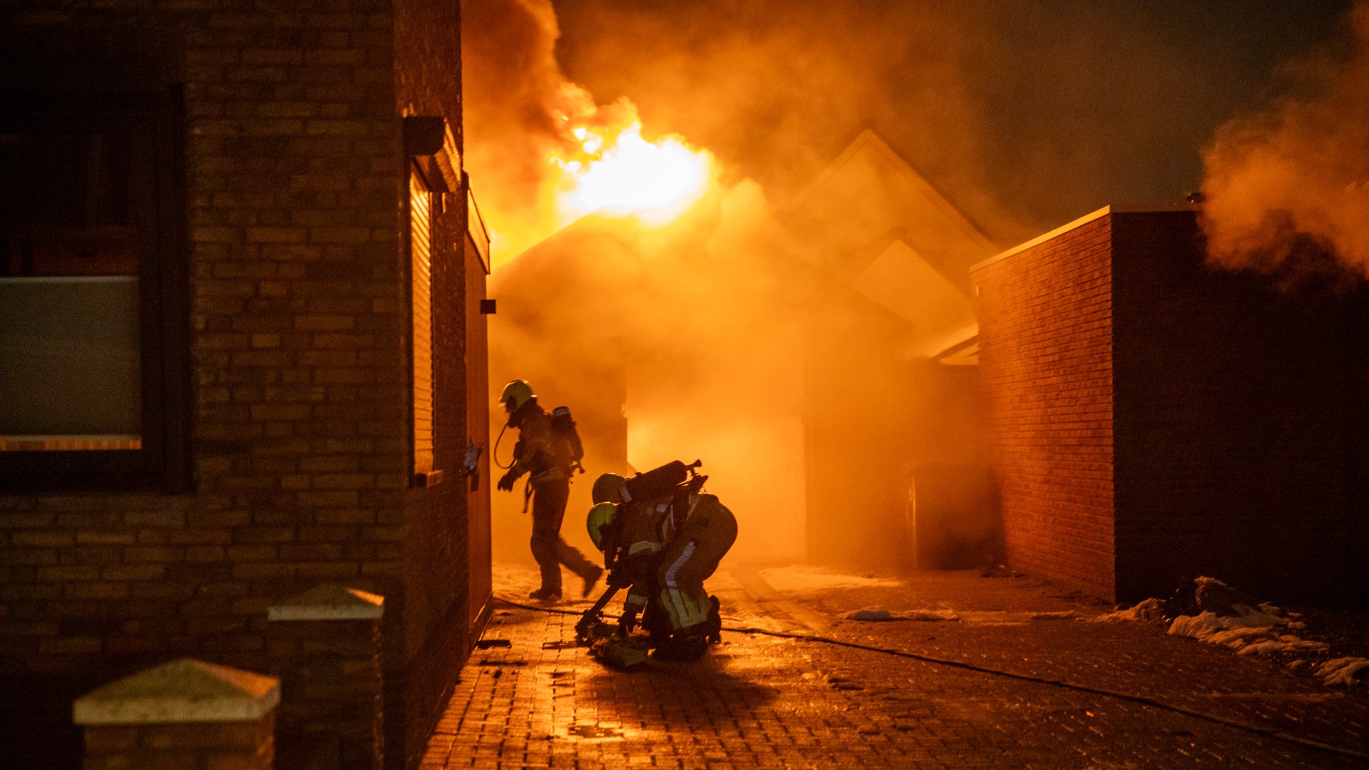Uitslaande schuurbrand in de Dahliastraat snel onder controle