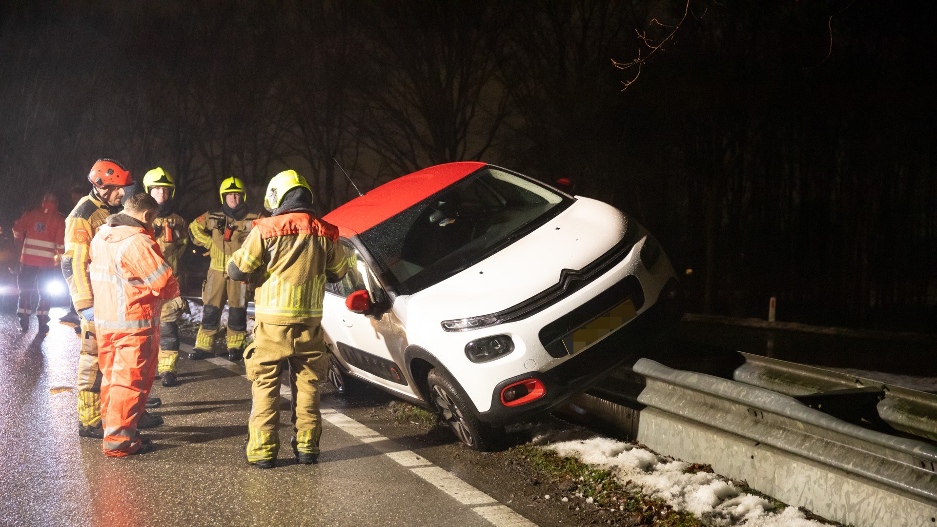 Auto eindigt bovenop vangrail bij oprit A58 in Sint Willebrord
