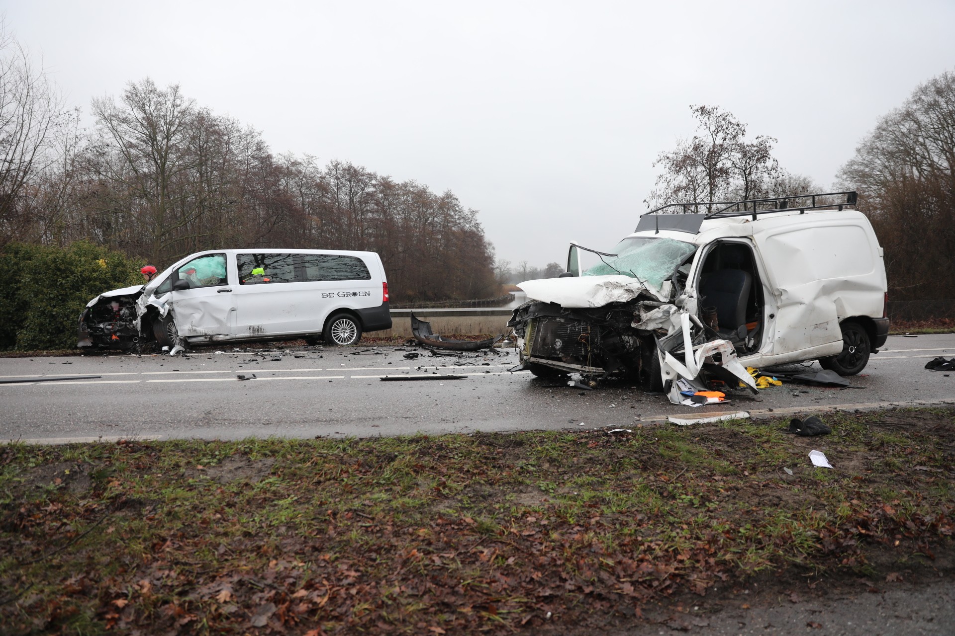 112-nieuws | Frontale botsing tussen bestelbusje en auto - Kogelgaten in raam van huis.