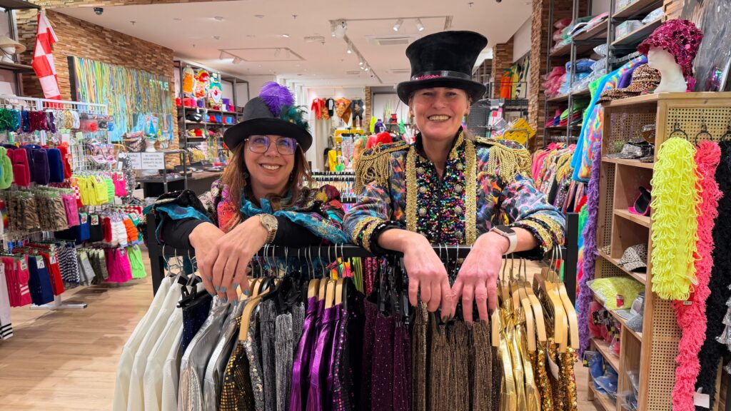 Carnavalswinkel Etten-Leur draait op volle toeren: ‘Compleet gekkenhuis’