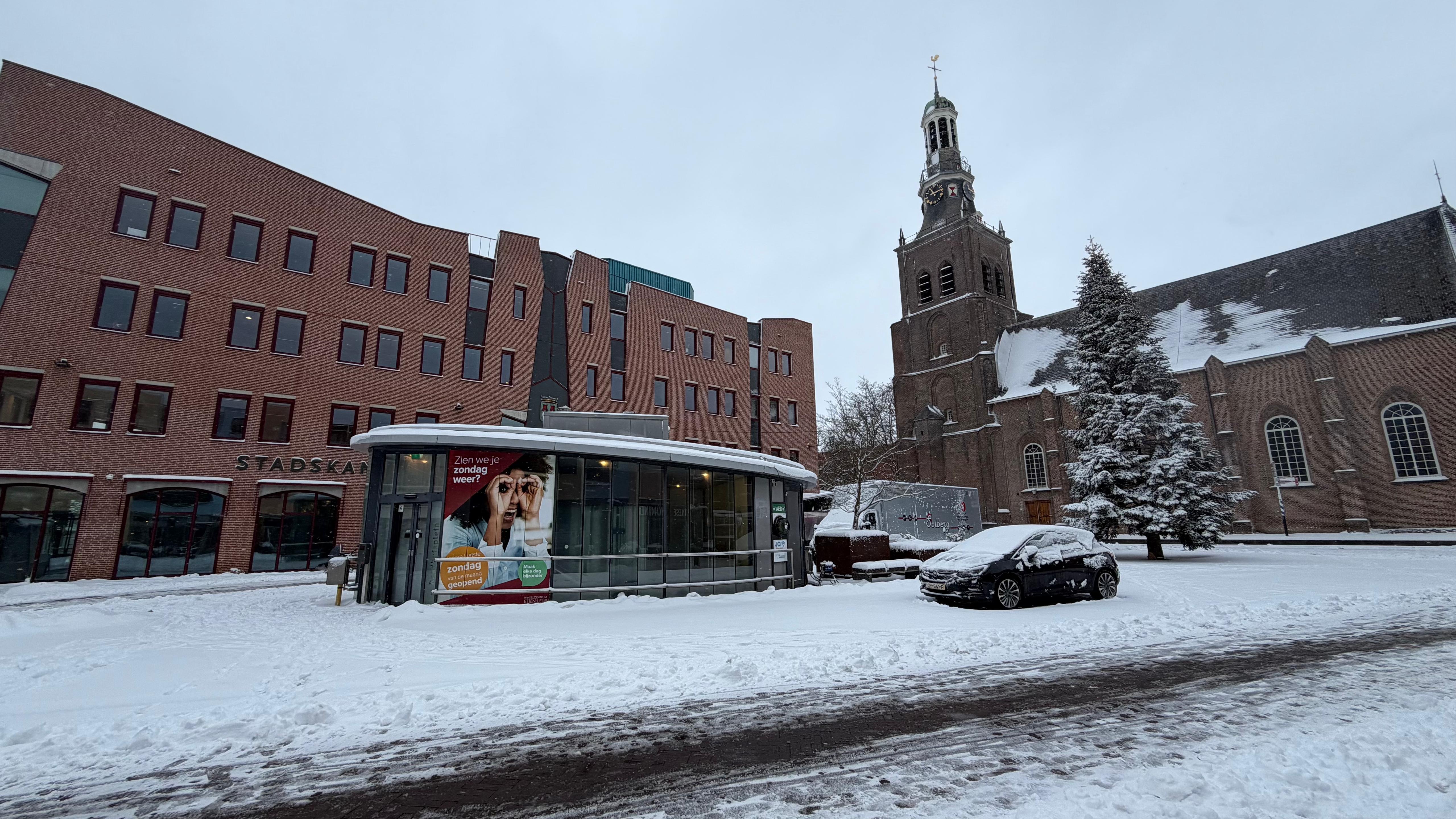 Het Raadhuisplein in Etten-Leur ligt onder de sneeuw.